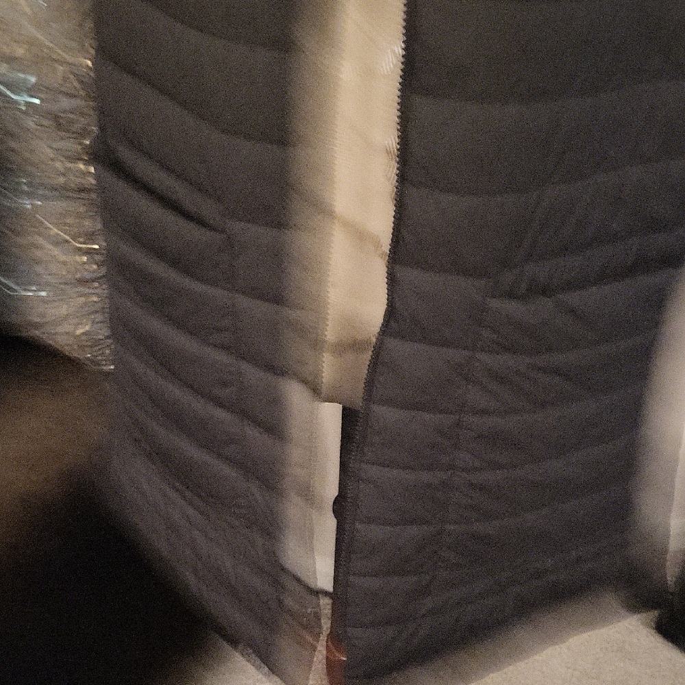 Black Quilted Sleeveless Vest - Picture 6 of 8
